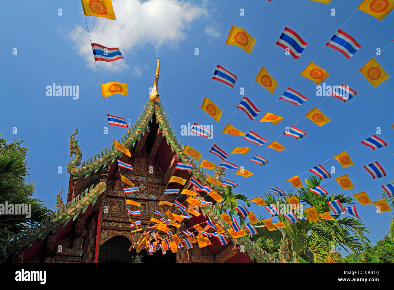 Tempio buddista Wat Umung con bandiere Thai, Chiang Mai, Thailandia del Nord della Thailandia, Asia Foto Stock