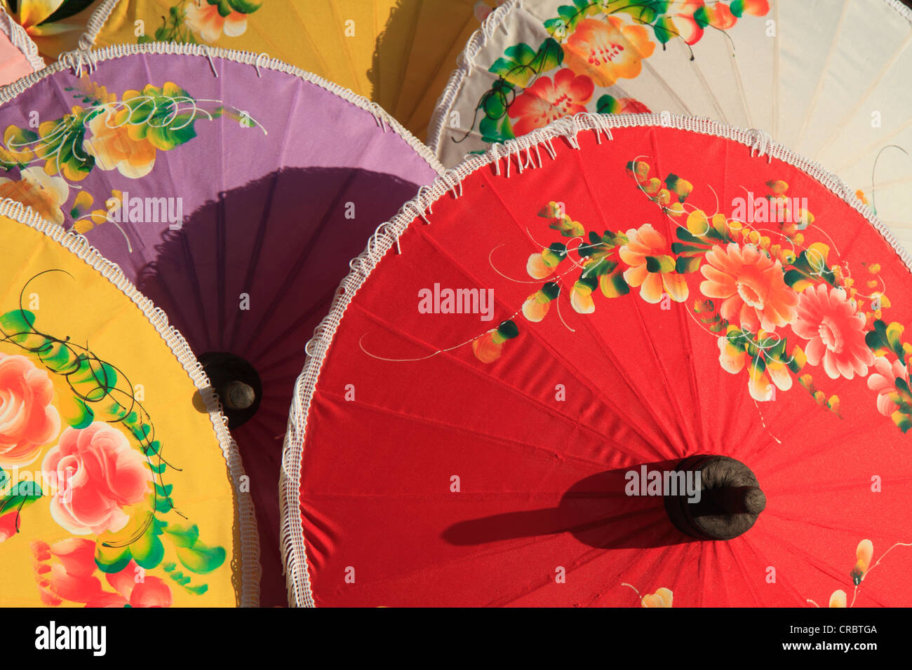 Fatti a mano gli ombrelli, centro per la produzione di ombrelli a Bo Sang, Chiang Mai, Thailandia, Asia Foto Stock Fatti a mano gli ombrelli, centro per la produzione di ombrelli a Bo Sang, Chiang Mai, Thailandia, Asia Foto Stock