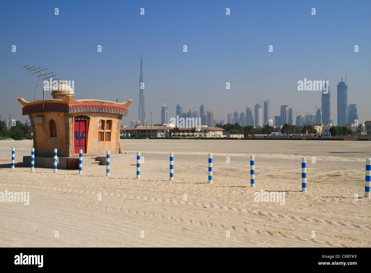 Jumeirah Beach con skyline, lasciato il Burj Khalifa, l'edificio più alto del mondo, Dubai, Emirati Arabi Uniti, Medio Oriente Foto Stock