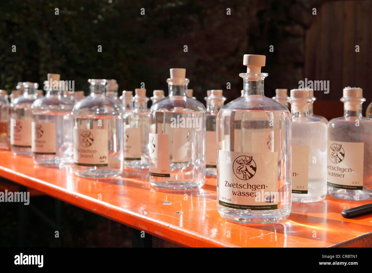 Bottiglie di liquore, brandy alla prugna, open day presso le distillerie, guesthouse di Seitz distilleria, Thuisbrunn, comunità di Graefenberg Foto Stock