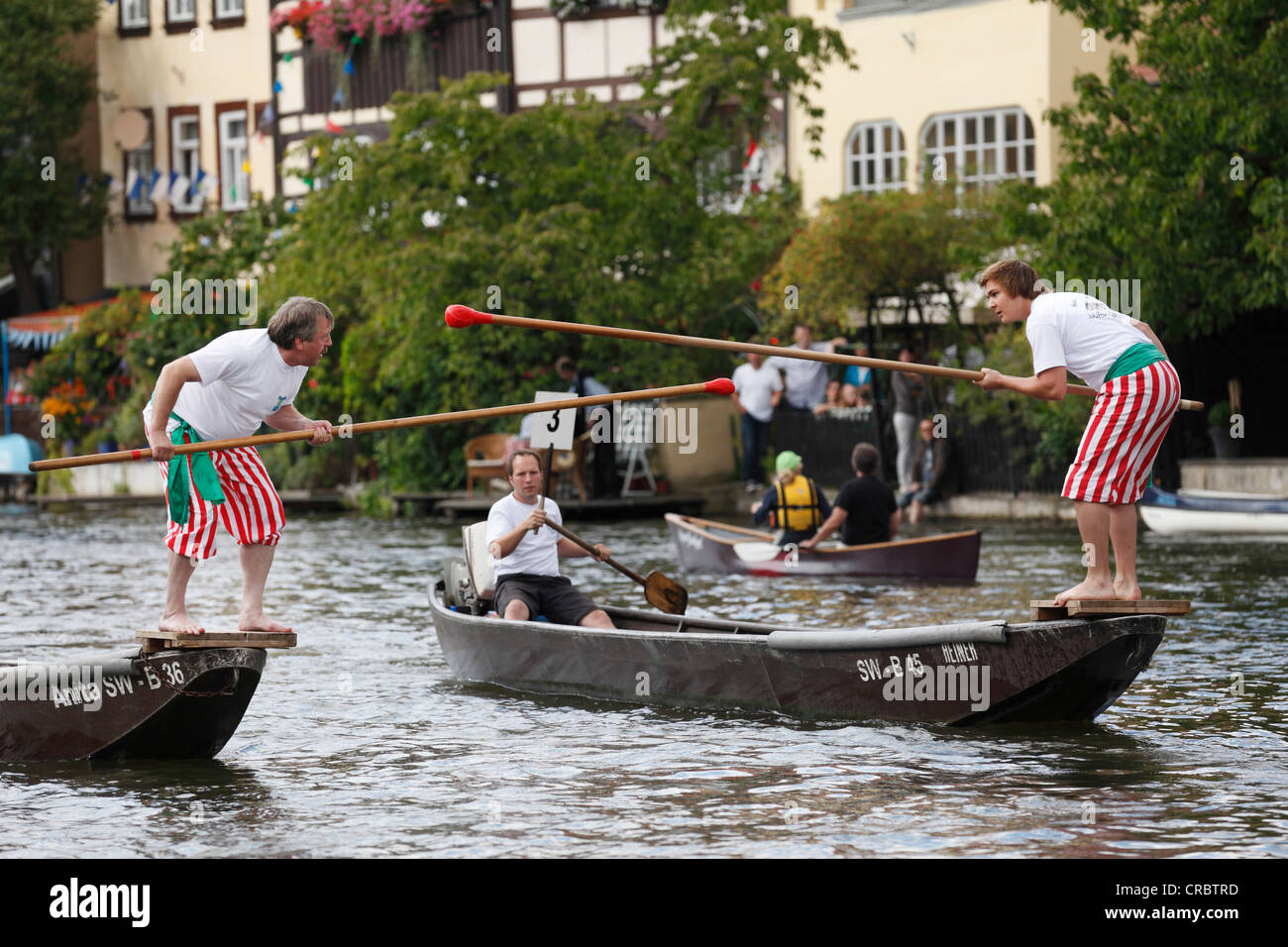 Di pescatori di giostre sul fiume Regnitz durante Sandkerwa, folk festival, Bamberg, Alta Franconia, Franconia, Bavaria Foto Stock