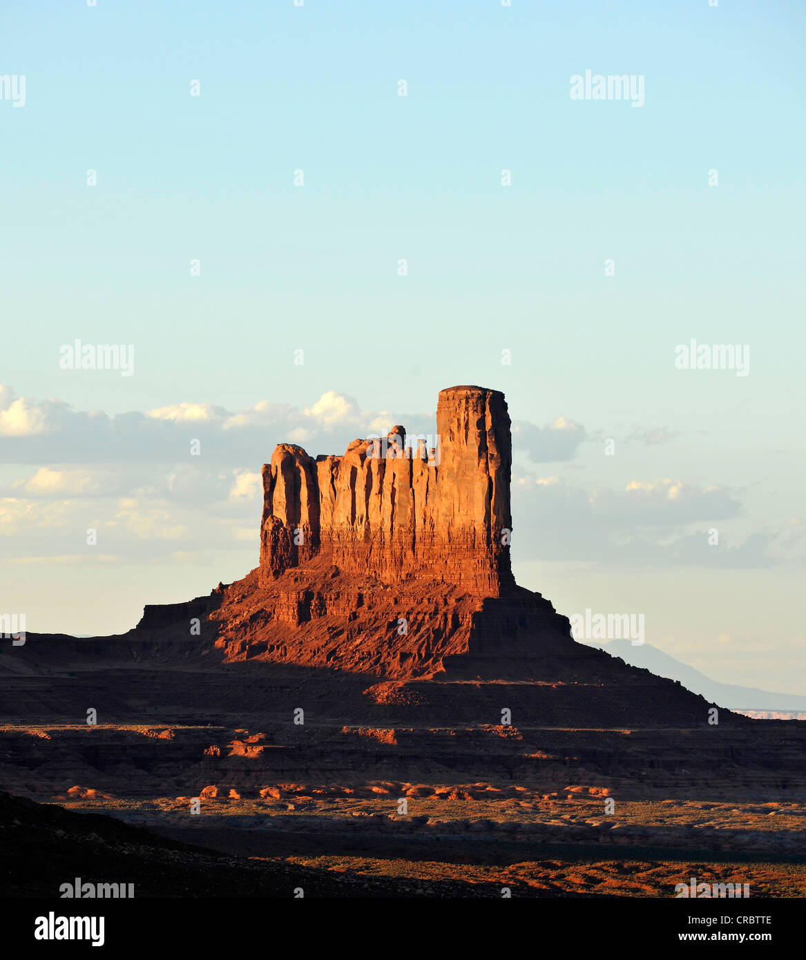 Castle Butte, Stagecoach, Orso e coniglio, Drive tabella montagne nella luce della sera, Monument Valley Navajo Tribal Park Foto Stock