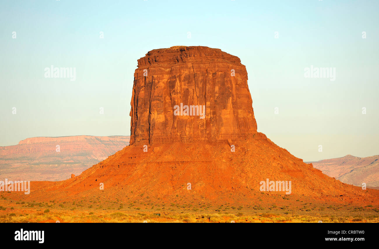 Baffi grigio Butte table mountain nella luce del mattino, Monument Valley Navajo Tribal Park, Navajo Nation Reservation, Arizona Foto Stock