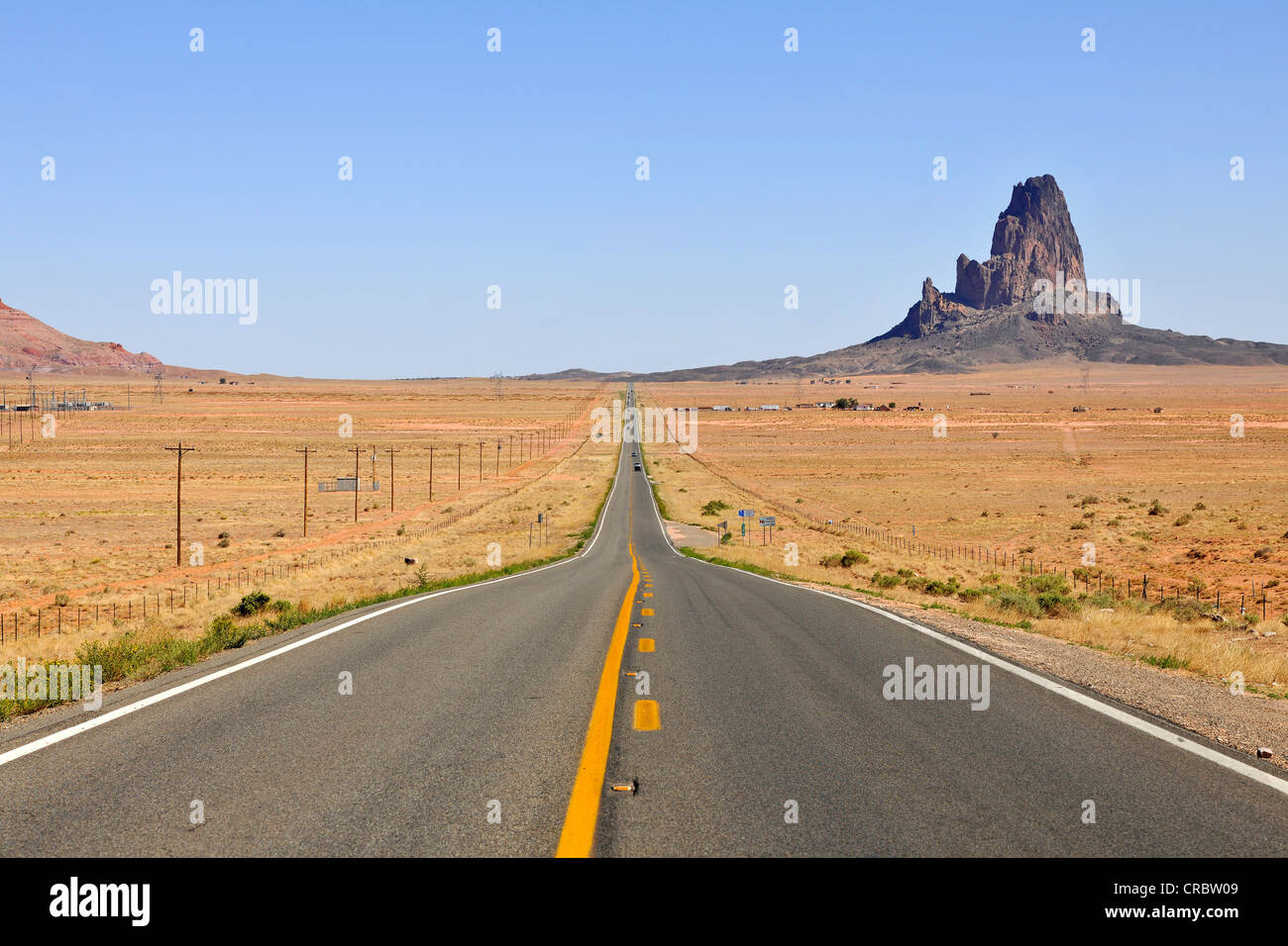 Stati Uniti Autostrada 163, monolito Shiprock, montagna sacra dei Navajo sul modo di Monument Valley Navajo Tribal Park Foto Stock