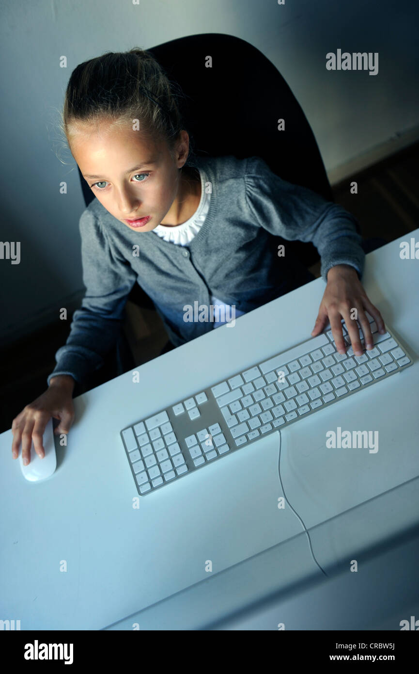 Ragazza 9 anni, con un computer iMac Foto Stock