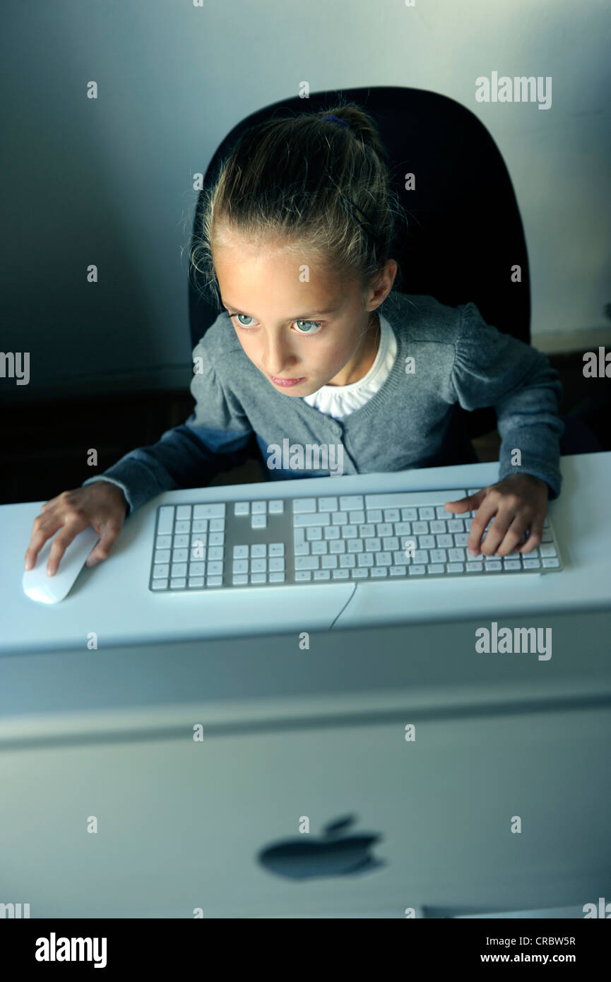 Ragazza 9 anni, con un computer iMac Foto Stock