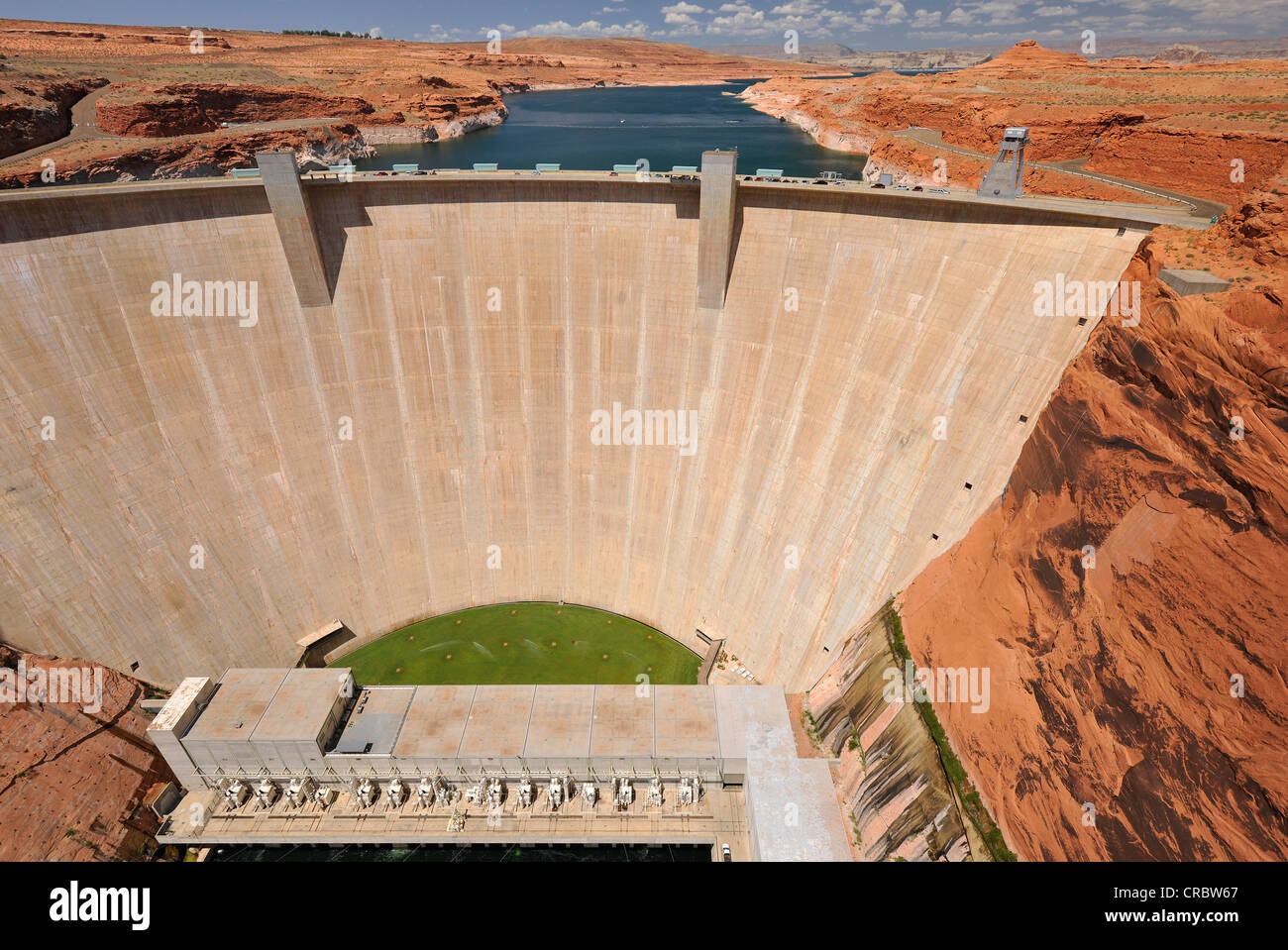 Vista dall'Autostrada 89 Glen Canyon Bridge sul Glen Canyon Dam, Pagina, Glen Canyon National Recreation Area, Arizona Foto Stock