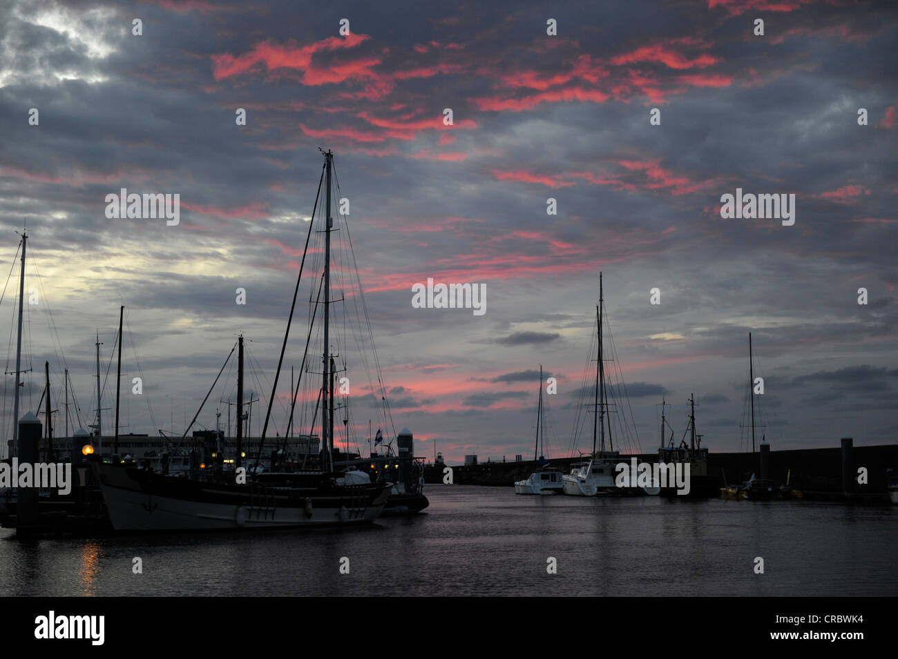 Porto di &#306;muiden nella luce della sera, Paesi Bassi, Europa Foto Stock