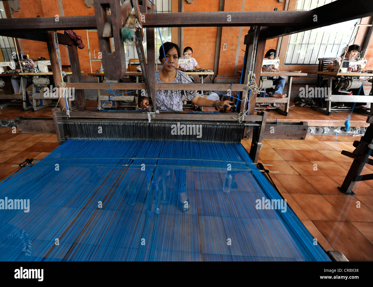 Donna che lavorano in corrispondenza di un telaio di tessitura in Tenganan, Bali, Indonesia, sud-est asiatico Foto Stock