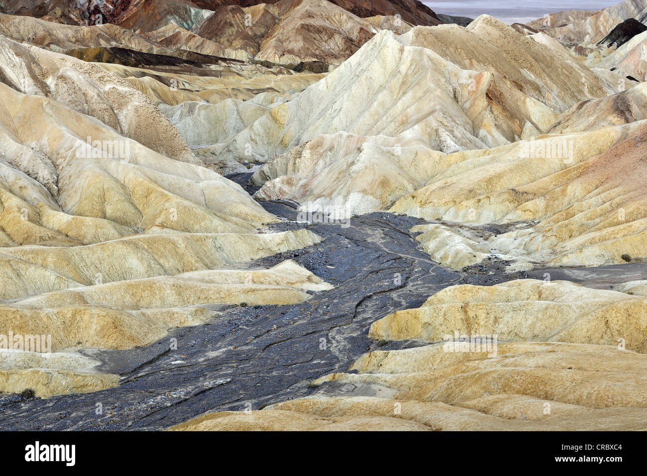 Vista da Zabriskie Point verso eroso formazioni rocciose scolorito da minerali, alba, il Parco Nazionale della Valle della Morte Foto Stock