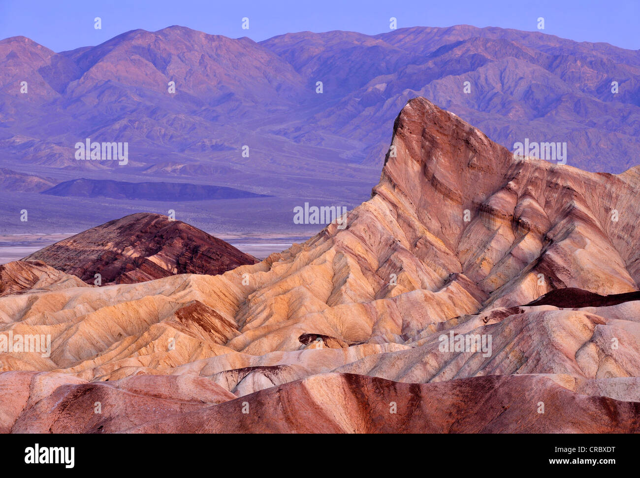 Vista da Zabriskie Point verso le rocce erose scolorito da minerali di Manly Beacon, con gamma Panamint nella parte posteriore Foto Stock