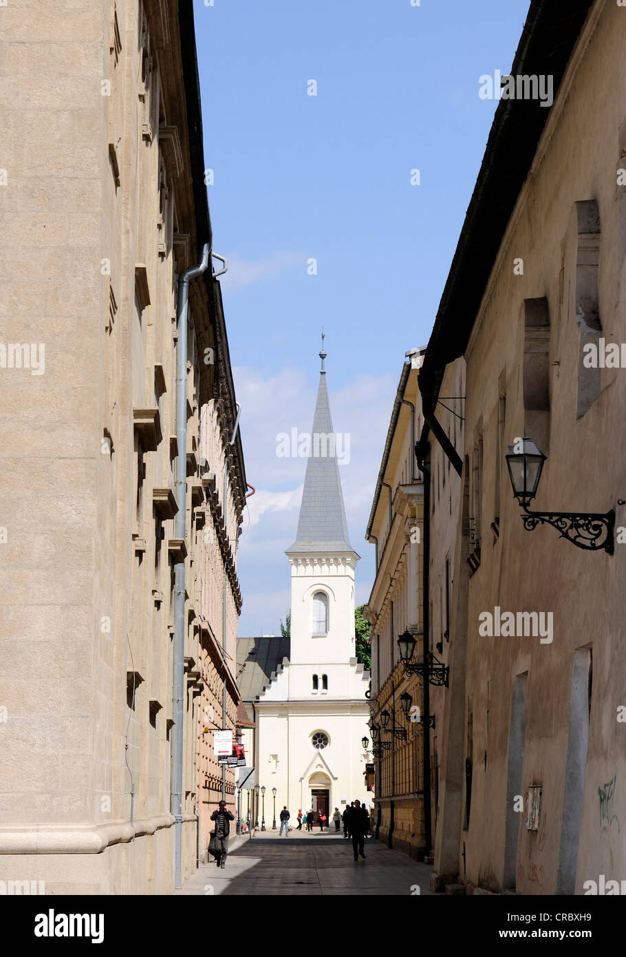 Chiesa calvinista tra facciate di edifici, Kosice, Slovacchia, Europa Foto Stock