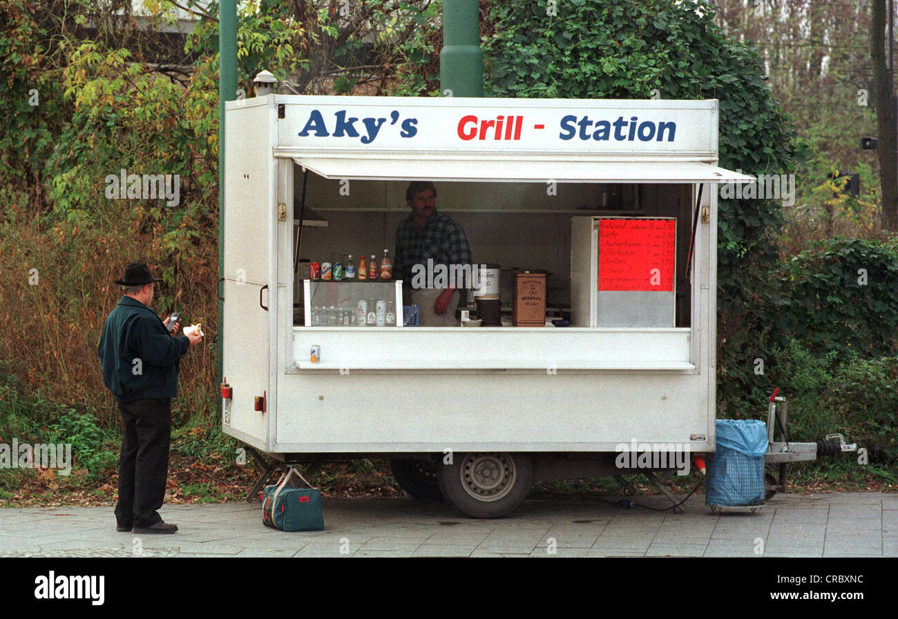 Snack presso la stazione ferroviaria di Potsdam, Germania Foto Stock