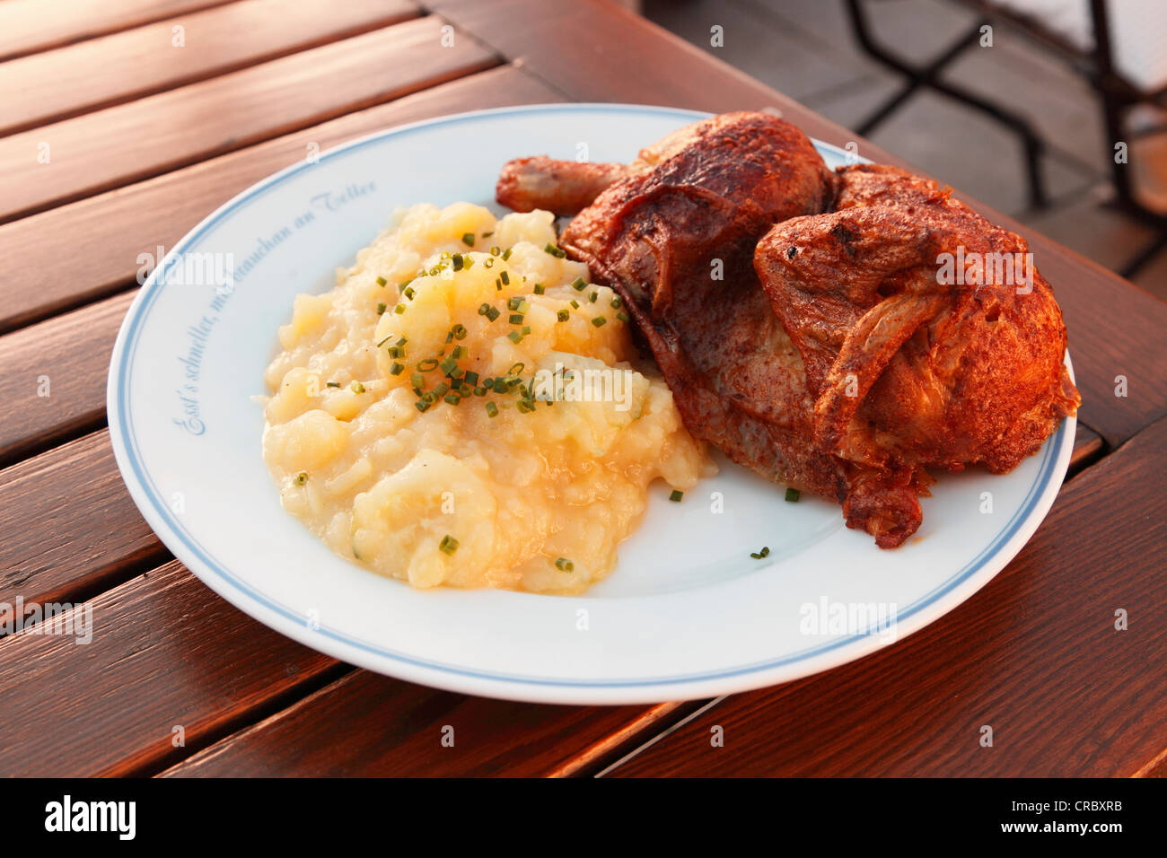 Pollo grigliato con insalata di patate, Klosterbraeustueberl Reutberg, birreria taverna di Reutberg Abbey, Sachsenkam comune Foto Stock