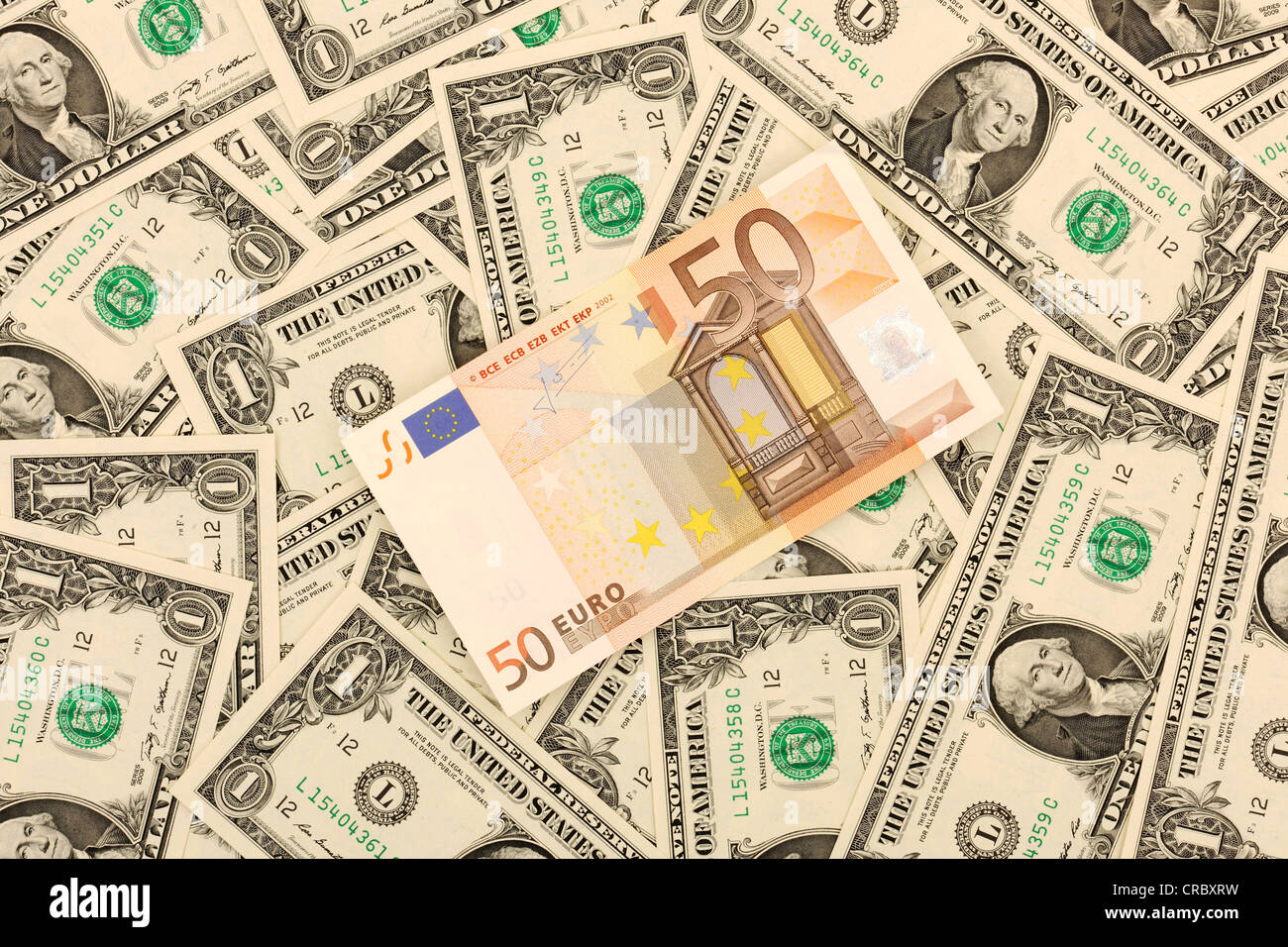 50 di banconote in euro che giace al di sopra di 1 US Dollar Bills Foto Stock
