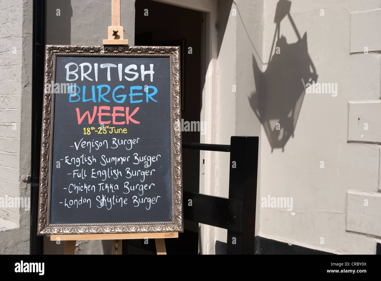 Segno di una british burger settimana l'evento presso un pub a Twickenham, Inghilterra, con tariffa compresa la carne di cervo e di pollo tikka hamburger Foto Stock