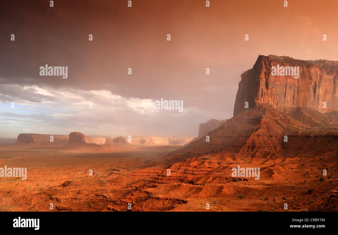 Tempesta di sabbia prima di un temporale nella luce della sera, mesas, Mitchell Mesa, Elephant Butte, Camel Butte, Raingod Mesa Foto Stock