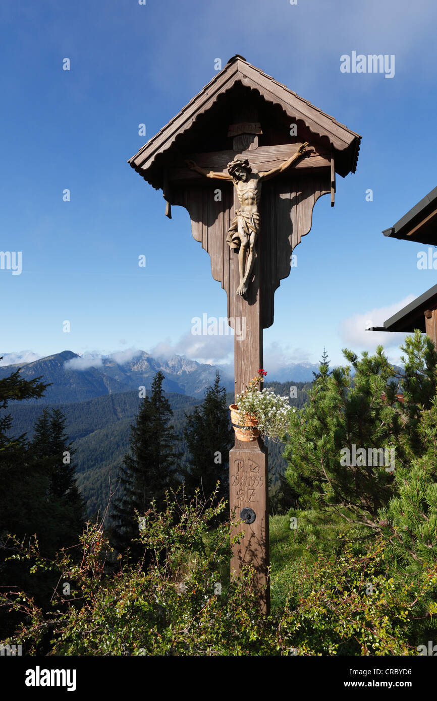 Croce accanto all'edificio Koenigshaus sulla montagna Herzogstand, Alta Baviera, Baviera, Germania, Europa PublicGround Foto Stock