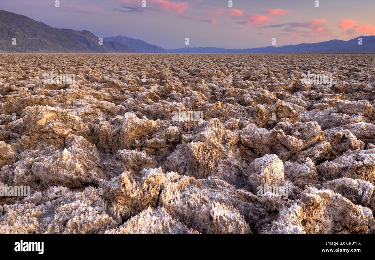 Il sale di croste sul Devil's Golf, tramonto, crepuscolo, Panamint Range, Montagna Nera, il Parco Nazionale della Valle della Morte, Deserto Mojave Foto Stock