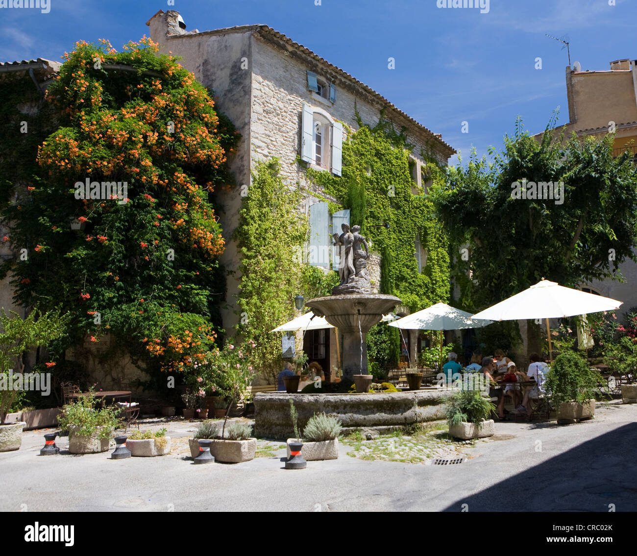 Street cafe in Saignon, Vaucluse, Provence-Alpes-Côte d'Azur, in Francia, Foto Stock