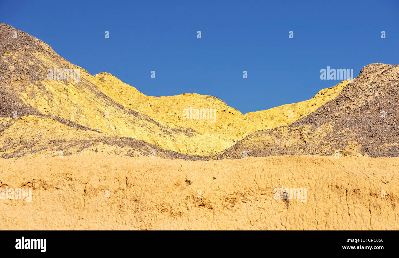 Roccia erosa scolorito con minerali per la senape Canyon, il Parco Nazionale della Valle della Morte, Deserto Mojave, California Foto Stock