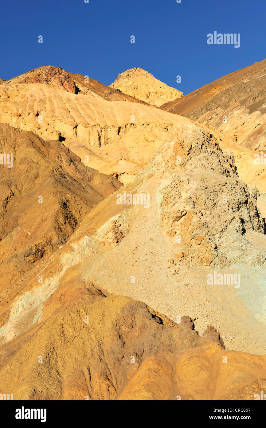 L'artista della tavolozza, roccia erosa scolorito da minerali nella luce della sera, artista di auto, il Parco Nazionale della Valle della Morte Foto Stock