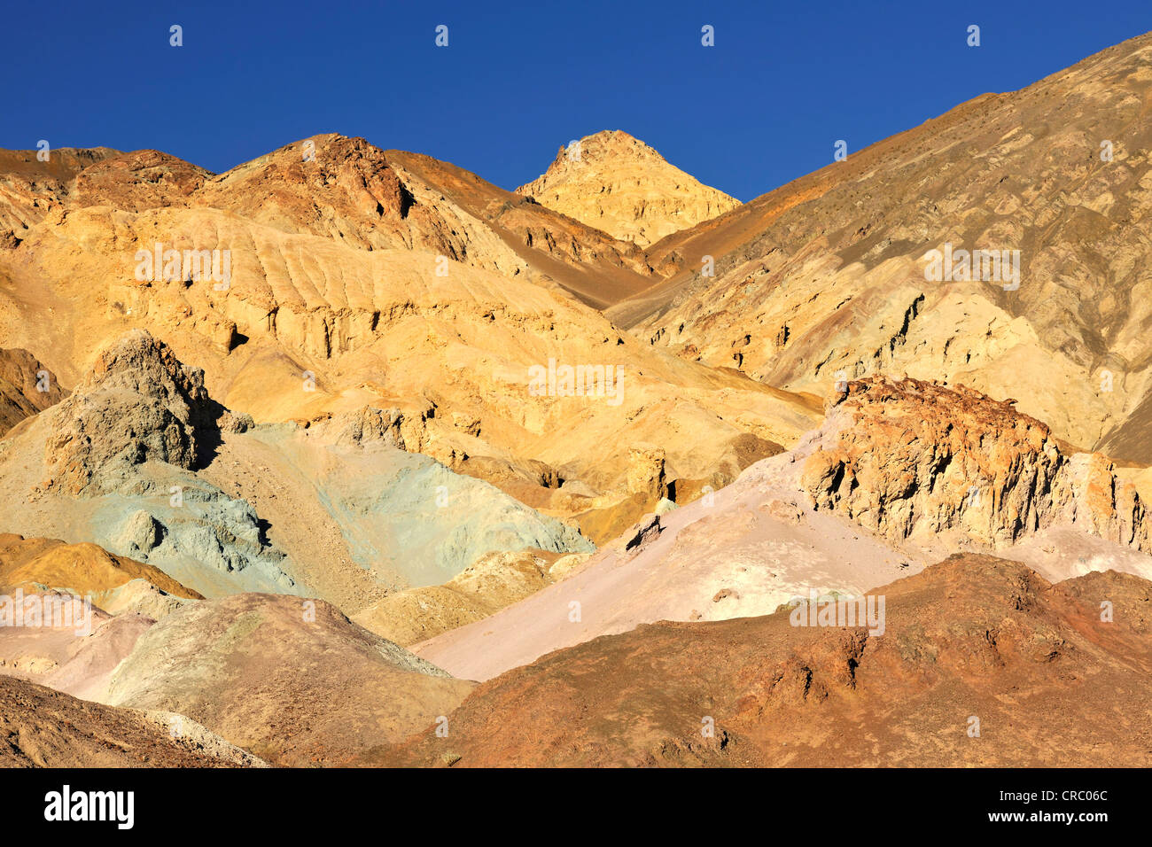 L'artista della tavolozza, roccia erosa scolorito da minerali nella luce della sera, artista di auto, il Parco Nazionale della Valle della Morte Foto Stock