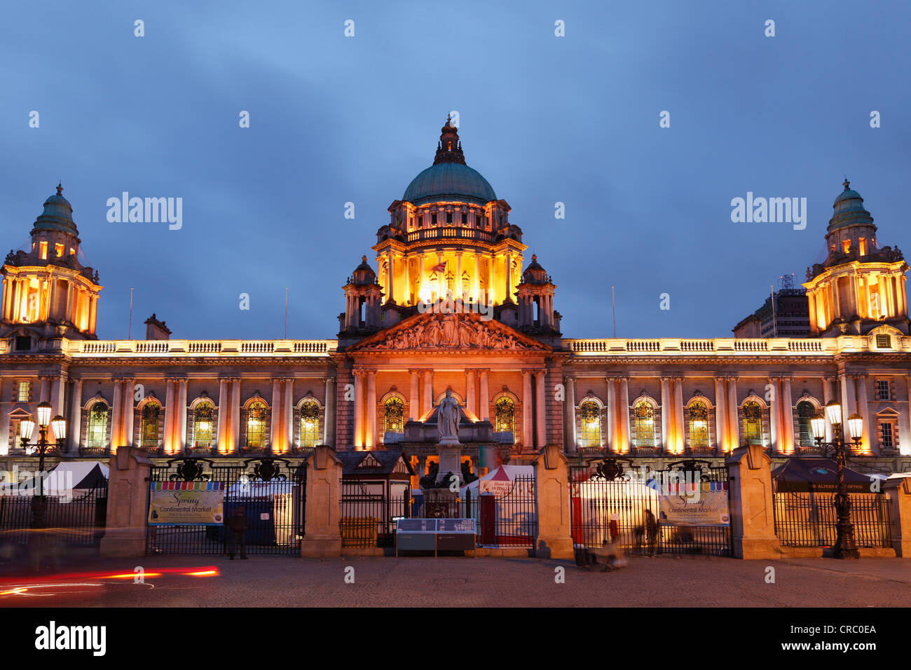 Il municipio con la statua della regina Victoria, Belfast, Irlanda del Nord, in Irlanda, Gran Bretagna, Europa, PublicGround Foto Stock