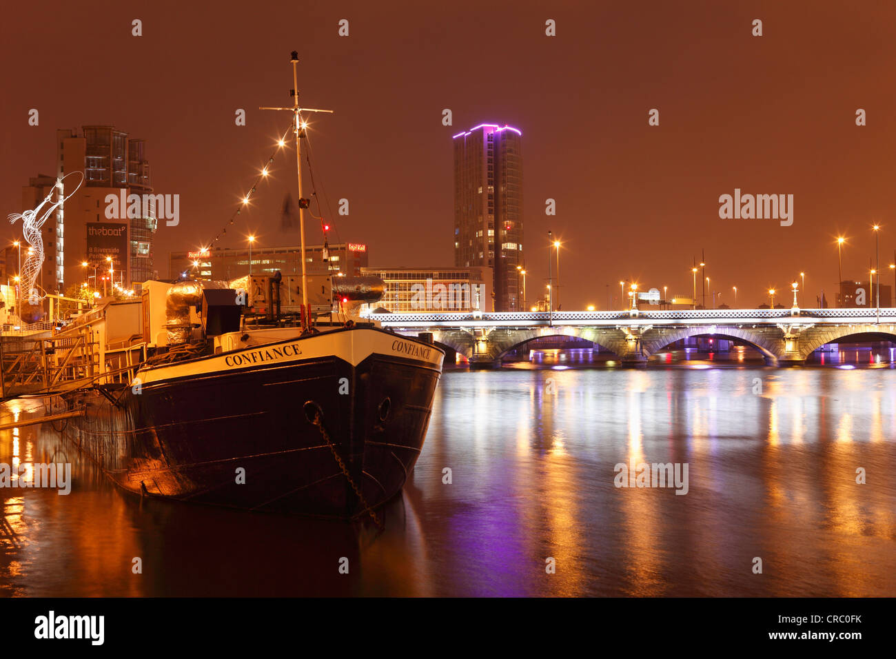 Confiance, ristorante, nave, Queen's ponte che attraversa il fiume Lagan, Obel torre sul retro, , Regno Unito, Europa, PublicGround Foto Stock