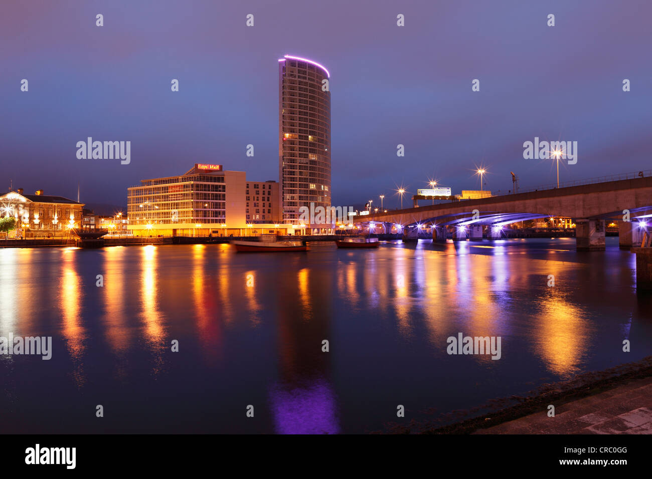 Obel Torre che sovrasta il fiume Lagan, Belfast, Irlanda del Nord, Regno Unito, Europa, PublicGround Foto Stock