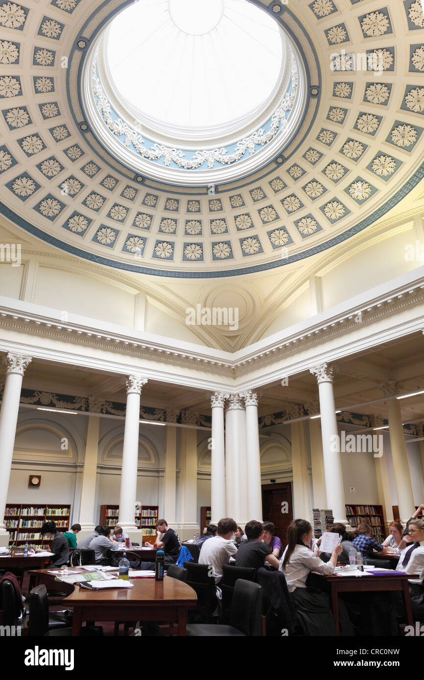 Biblioteca, Belfast Biblioteca Pubblica in Royal Avenue, Belfast, Irlanda del Nord, in Irlanda, Gran Bretagna, Europa Foto Stock