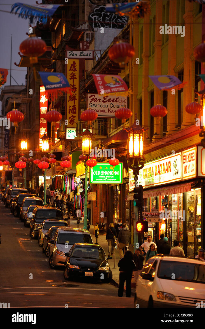 Street con lanterne a Chinatown di notte, San Francisco, California, Stati Uniti d'America, PublicGround Foto Stock