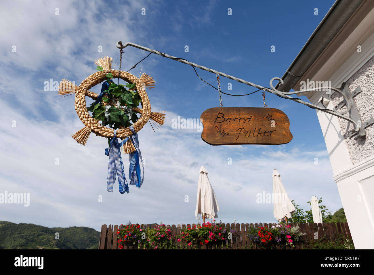 Cartello pubblicitario da appendere per Bernd Pulker wine bar, Heuriger, Ruehrsdorf vicino Rossatz, Wachau, Austria Inferiore, Austria, Europa Foto Stock