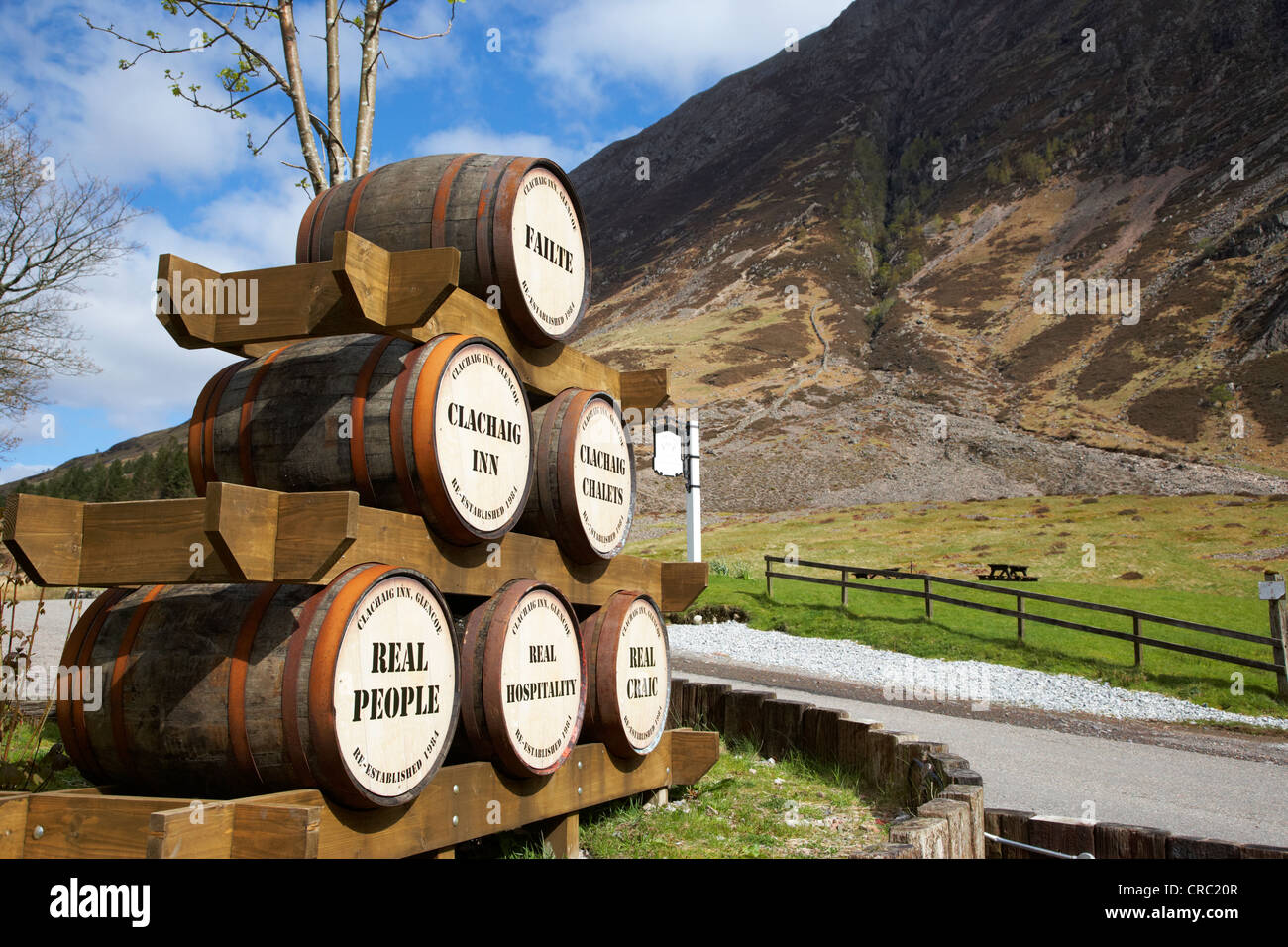 Whisky di barili al di fuori del clachaig inn glencoe Highlands della Scozia uk Foto Stock