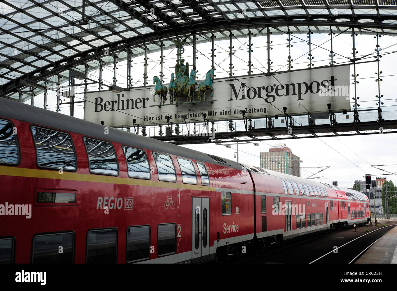 Red DB Regio treno, Berlino Stazione Centrale, Berlin Mitte, Germania, Europa Foto Stock
