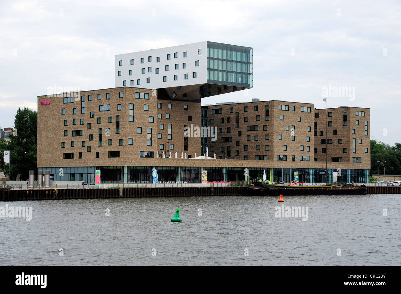 La moderna architettura, design hotel nhow sulla Sprea riverside, Berliner Osthafen Harbour, Friedrichshain di Berlino Foto Stock
