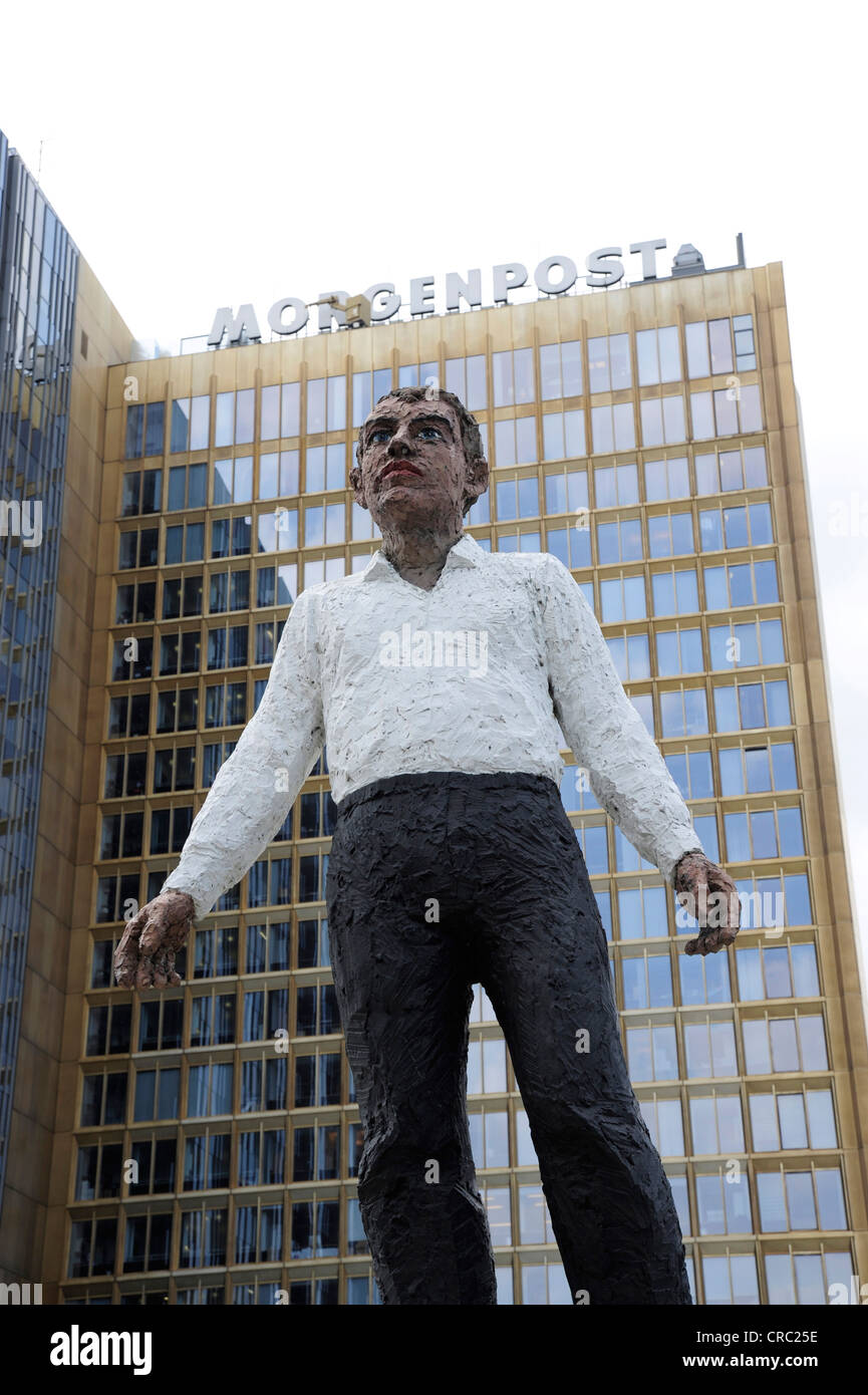 "Balanceakt', bilanciamento atto, da Stephan Balkenhol, scultura di fronte all'Axel Springer-Hochhaus edificio, Berlino Kreuzberg Foto Stock