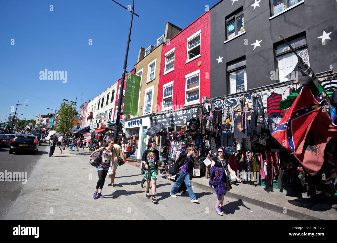 Scena di strada su Camden High Street, la fila di negozi di Camden Town, London, NW1, England, Regno Unito Foto Stock