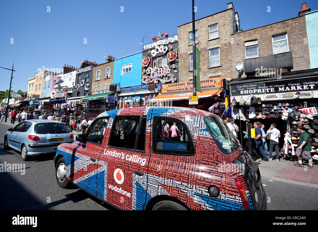 Scena di strada: negozi e il traffico su Camden High Street, Camden Town, London, NW1, England, Regno Unito Foto Stock