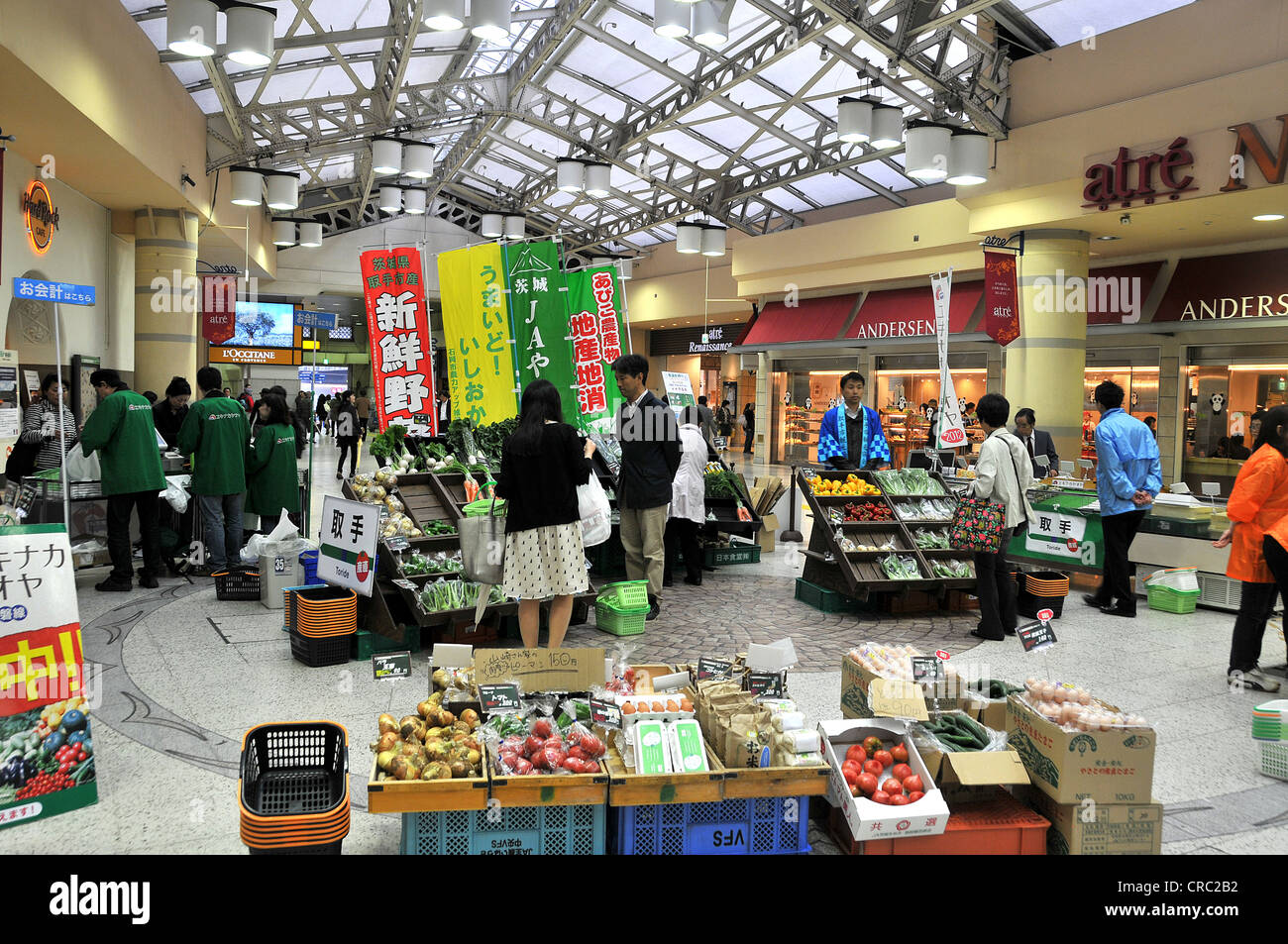 Mercato di verdure nel centro di JR stazione ferroviaria Tokyo Giappone Foto Stock