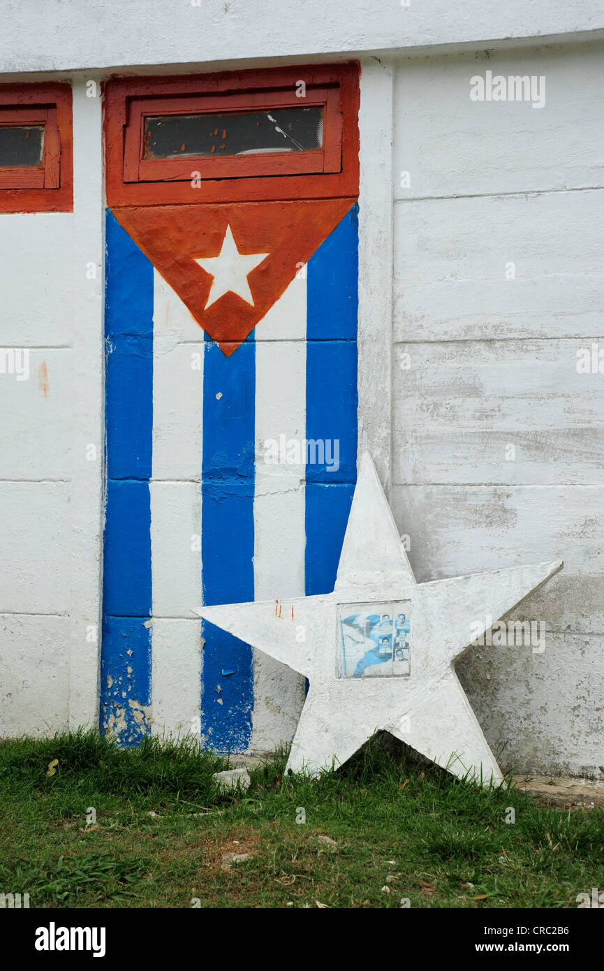 Pittura murale, parete dipinta con il cubano bandiera nazionale e una stella bianca, Las Terrazas, una cooperativa nella natura Foto Stock