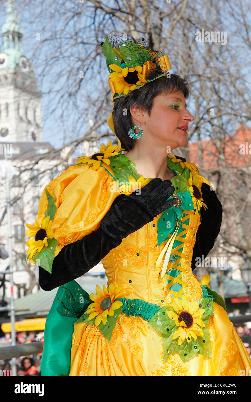 La danza del mercato le donne, Martedì Grasso, Viktualienmarkt square, Monaco di Baviera, Baviera, Germania, Europa Foto Stock