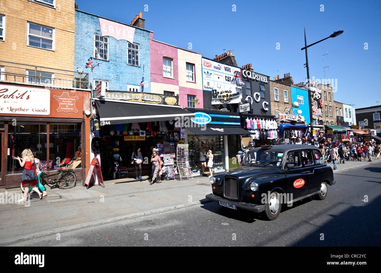 Camden High Street è costeggiata da negozi, Camden Town, Londra, NW1, Inghilterra, Regno Unito. Foto Stock