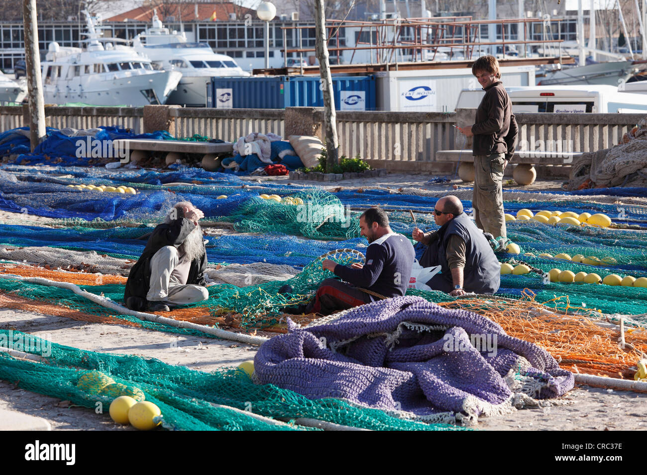 I pescatori a ricucire le reti da pesca, porto di pescatori, Palma de Maiorca, Maiorca, isole Baleari, Spagna, Europa Foto Stock
