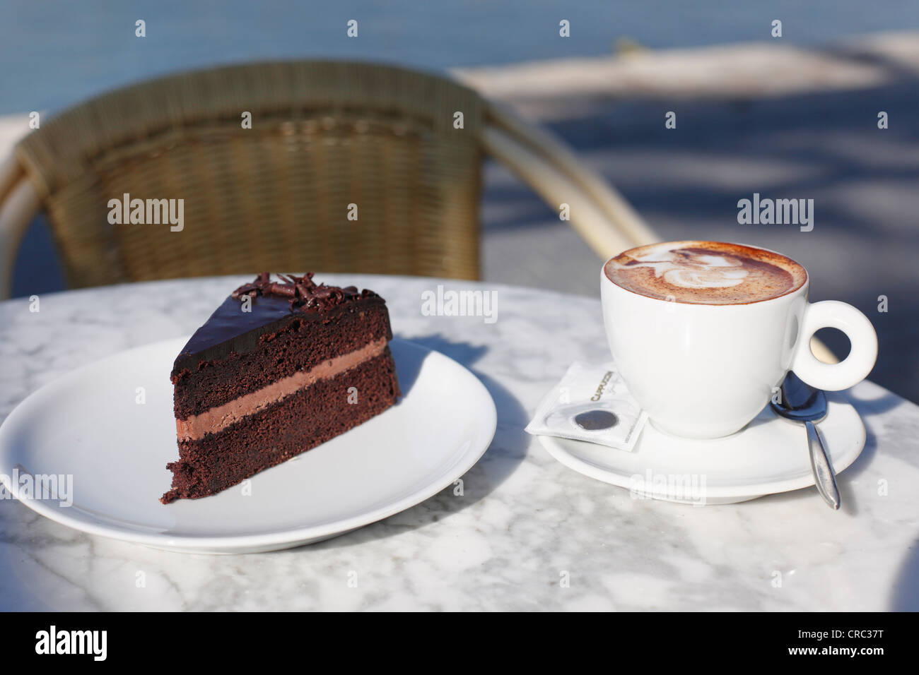 Una torta al cioccolato e un cappuccino, porto d'Andratx harbor, Maiorca, Maiorca, isole Baleari, Spagna, Europa Foto Stock