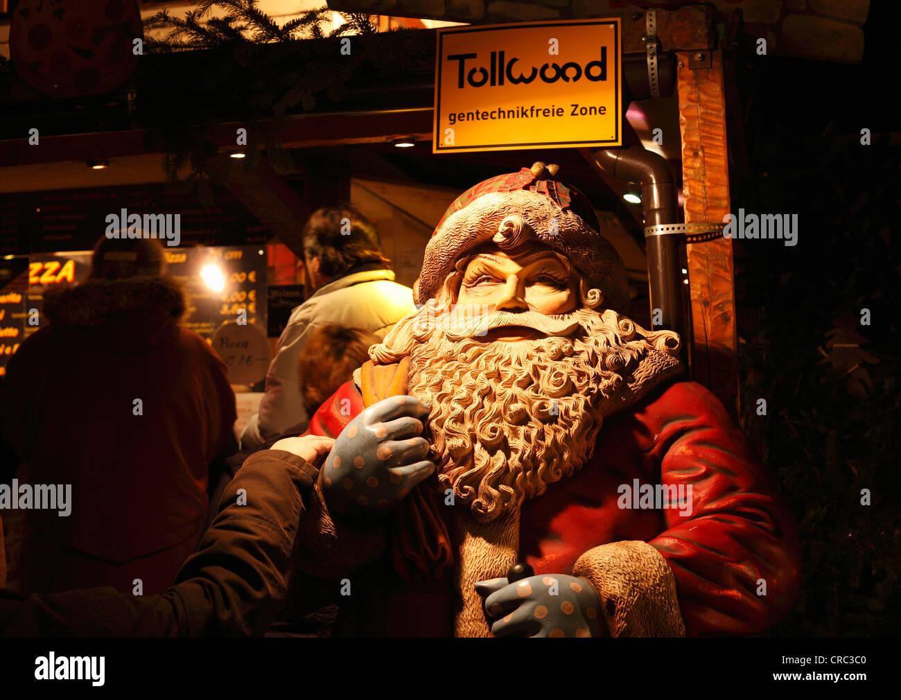 Tollwood winter festival, Babbo Natale e un segno, OGM-free zone, Theresienwiese, Monaco di Baviera, Germania, Europa Foto Stock