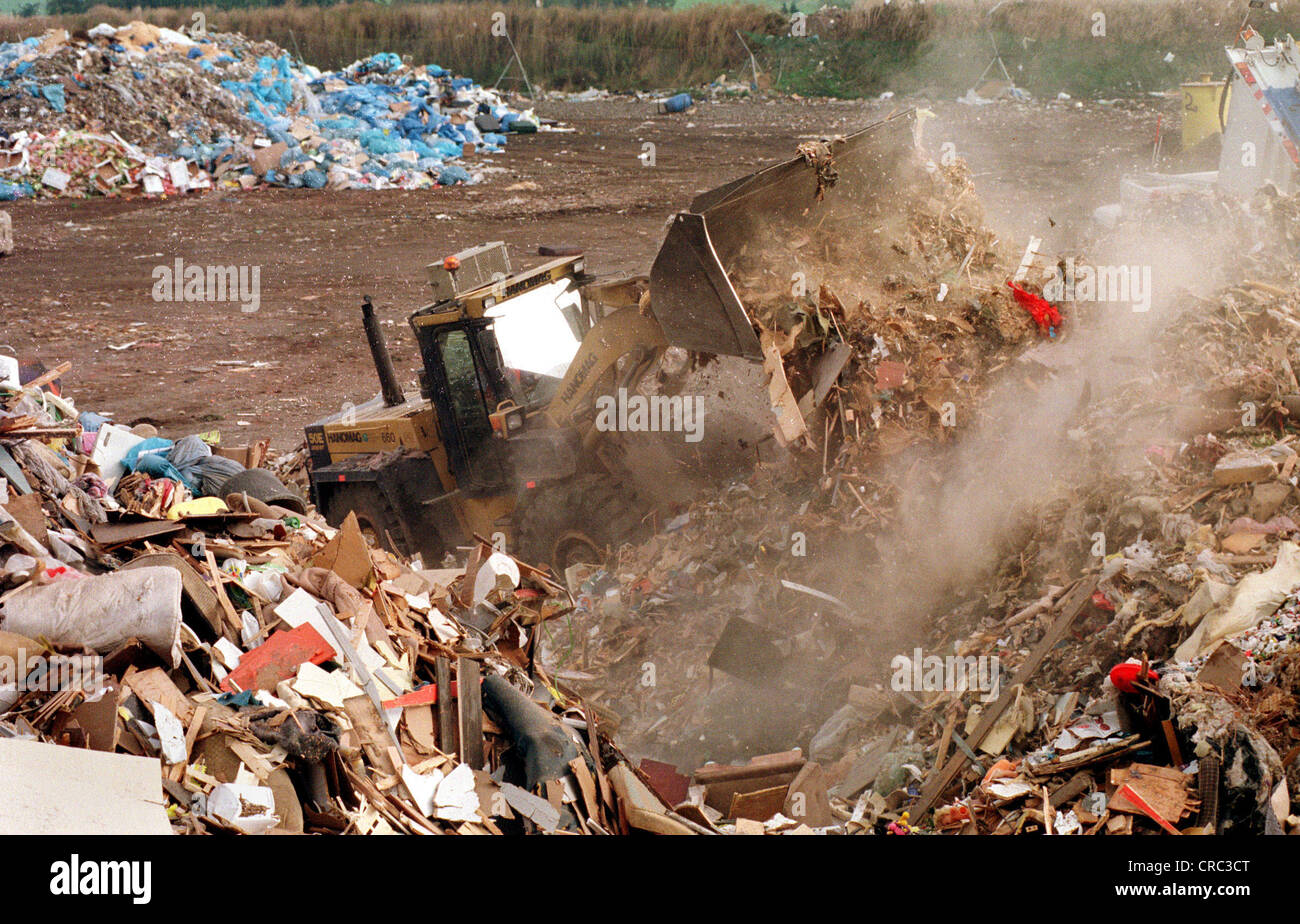 Un escavatore a lavorare su un sito di discarica in Bremen, Germania Foto Stock