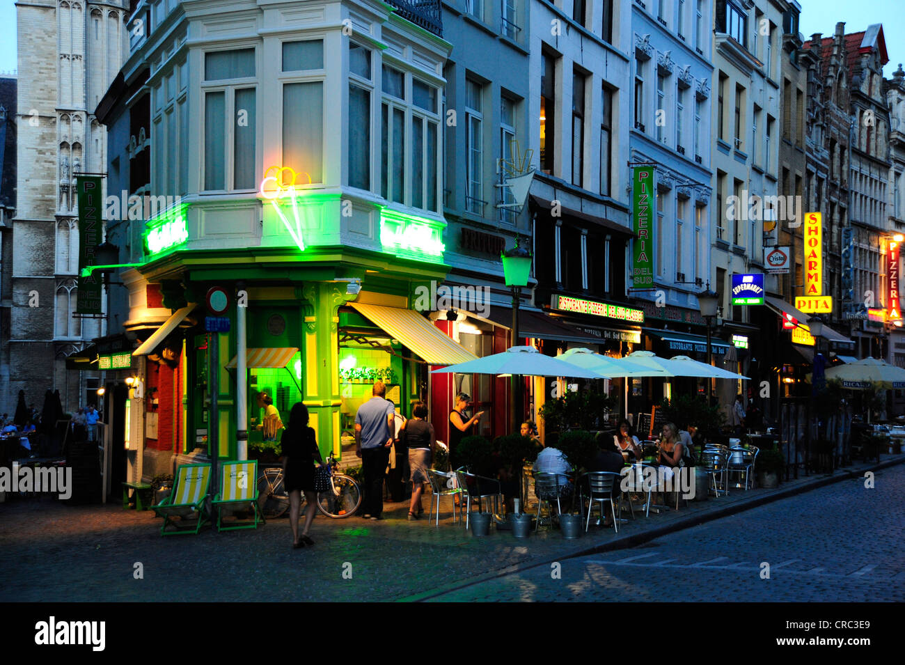 Oude Koornmarkt square, caffetterie e ristoranti nella città vecchia, Anversa, Fiandre, in Belgio, il Benelux Foto Stock