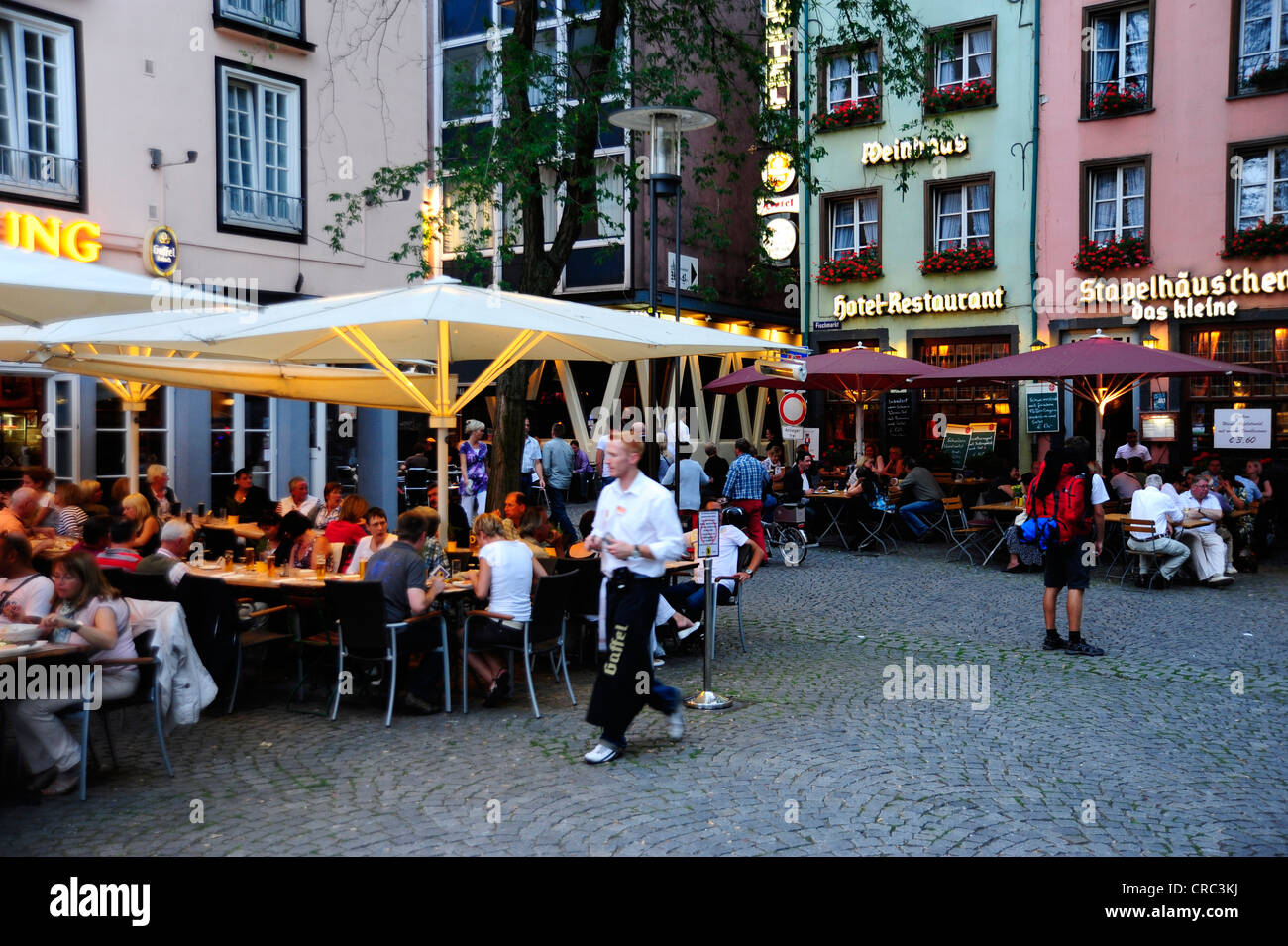 Cafe ristoranti con terrazze nel centro storico di Colonia, nella Renania, Renania settentrionale-Vestfalia, Germania, Europa Foto Stock