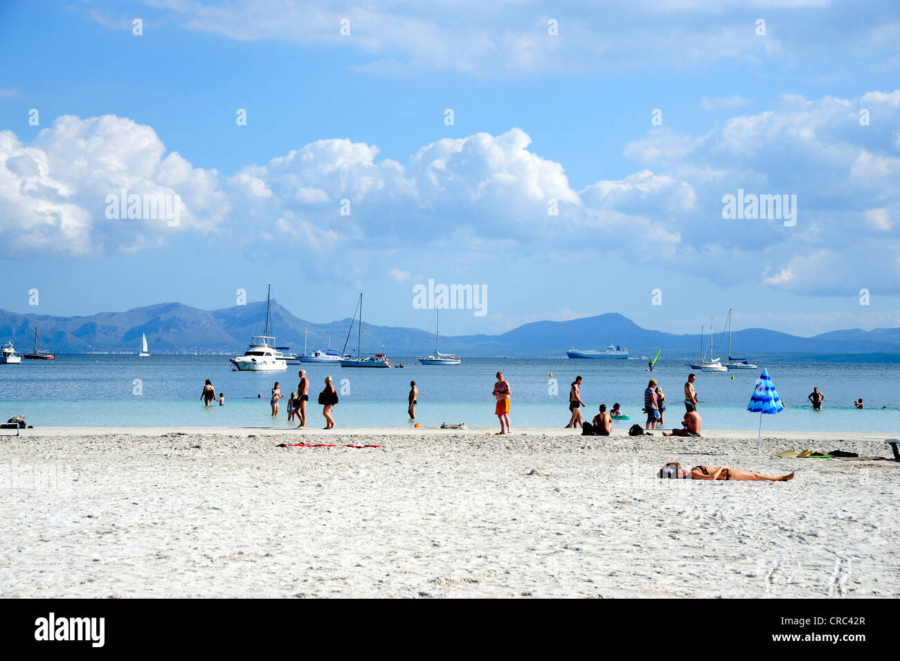 Spiaggia presso la località balneare di Puerto de Alcudia, Porto d' Alcudia, Maiorca, isole Baleari, Mare mediterraneo, Spagna, Europa Foto Stock